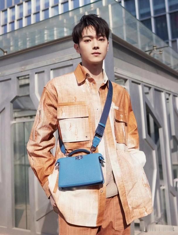 许凯、任嘉伦、杨洋谁最帅这事儿，真难有标准答案。杨洋颜值精致标准，清贵优美，《