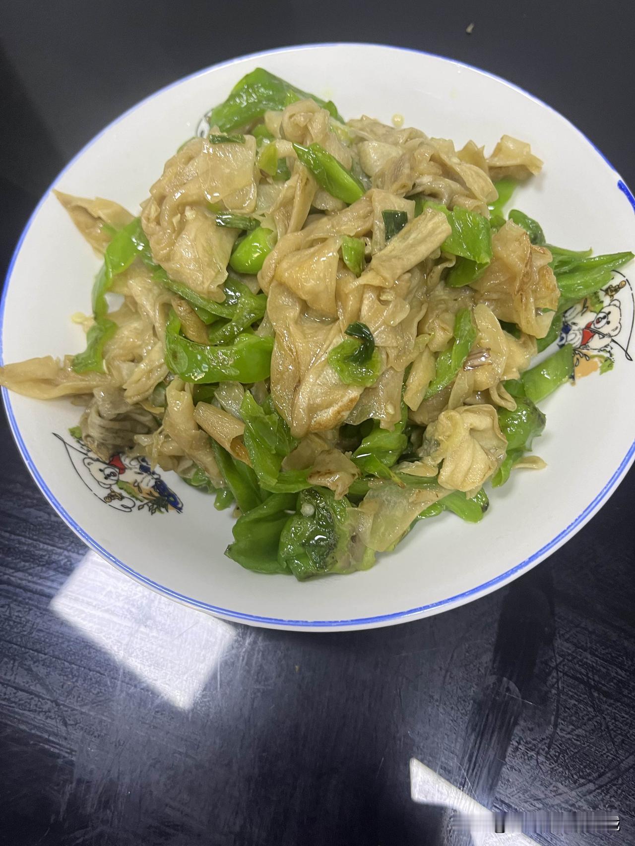 今天来个葫芦炒辣椒，这是老板娘老爸教我的，他昨天带了一袋子葫芦干过来，就像那些瓜