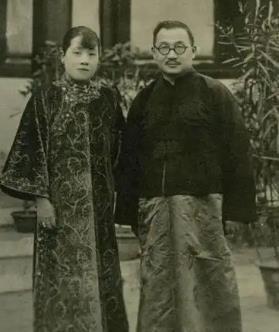 1914年，宋霭玲与孔祥熙完婚。新婚之夜，一伙儿人来闹洞房，有人一把扯下她的腰带