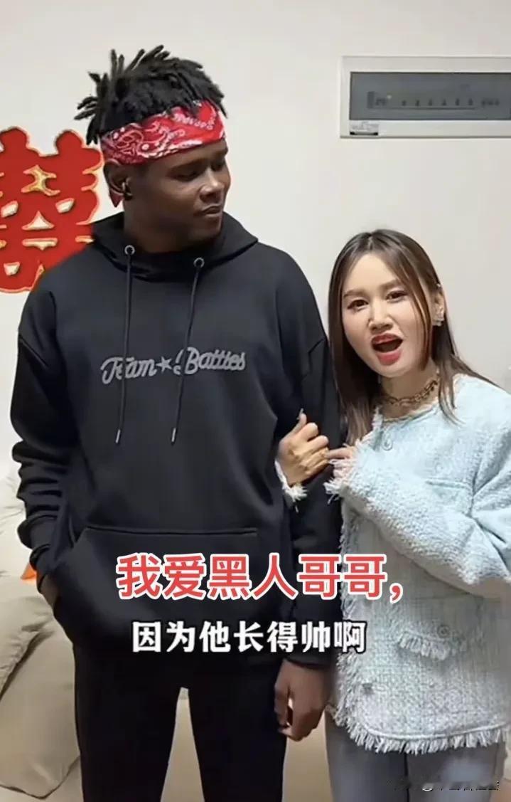 中非情侣在一起秀恩爱。女孩还露出满脸幸福的表情？果然爱情不分国界，真是让中国