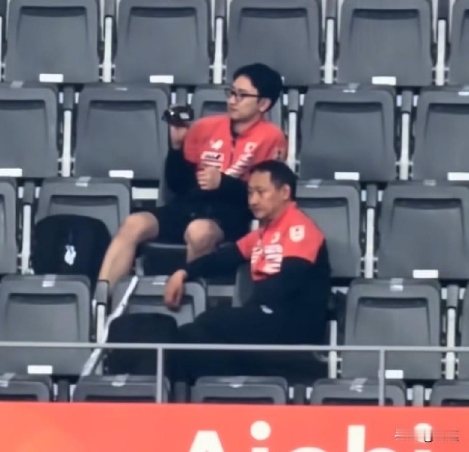 张本宇也来看亚运会女单决赛了！看得出这次他低调很多，没有坐在下面的教练席位，
