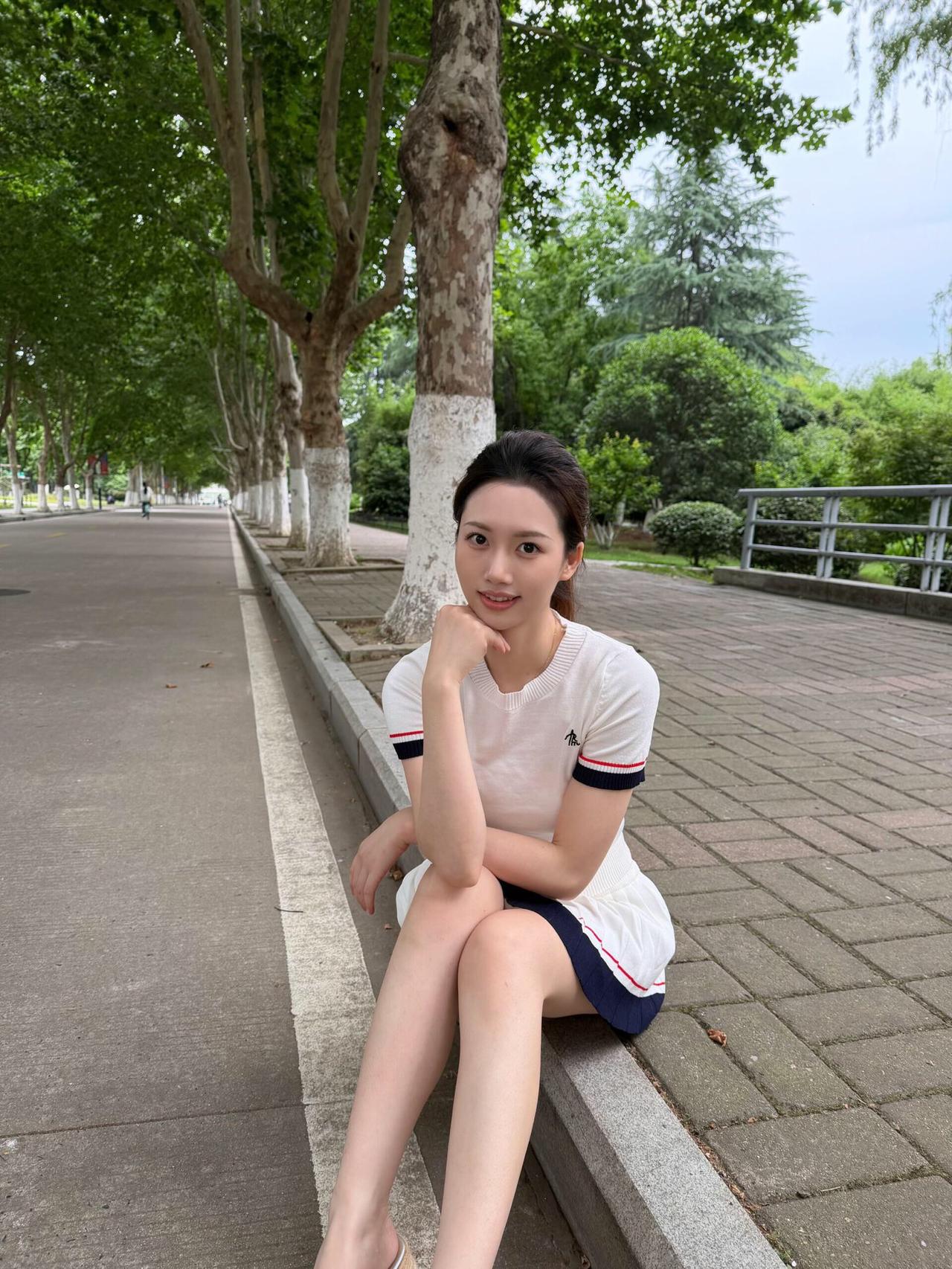 运动系美女真的特别有活力，不需要瑜伽裤，照样能秀出完美身材。