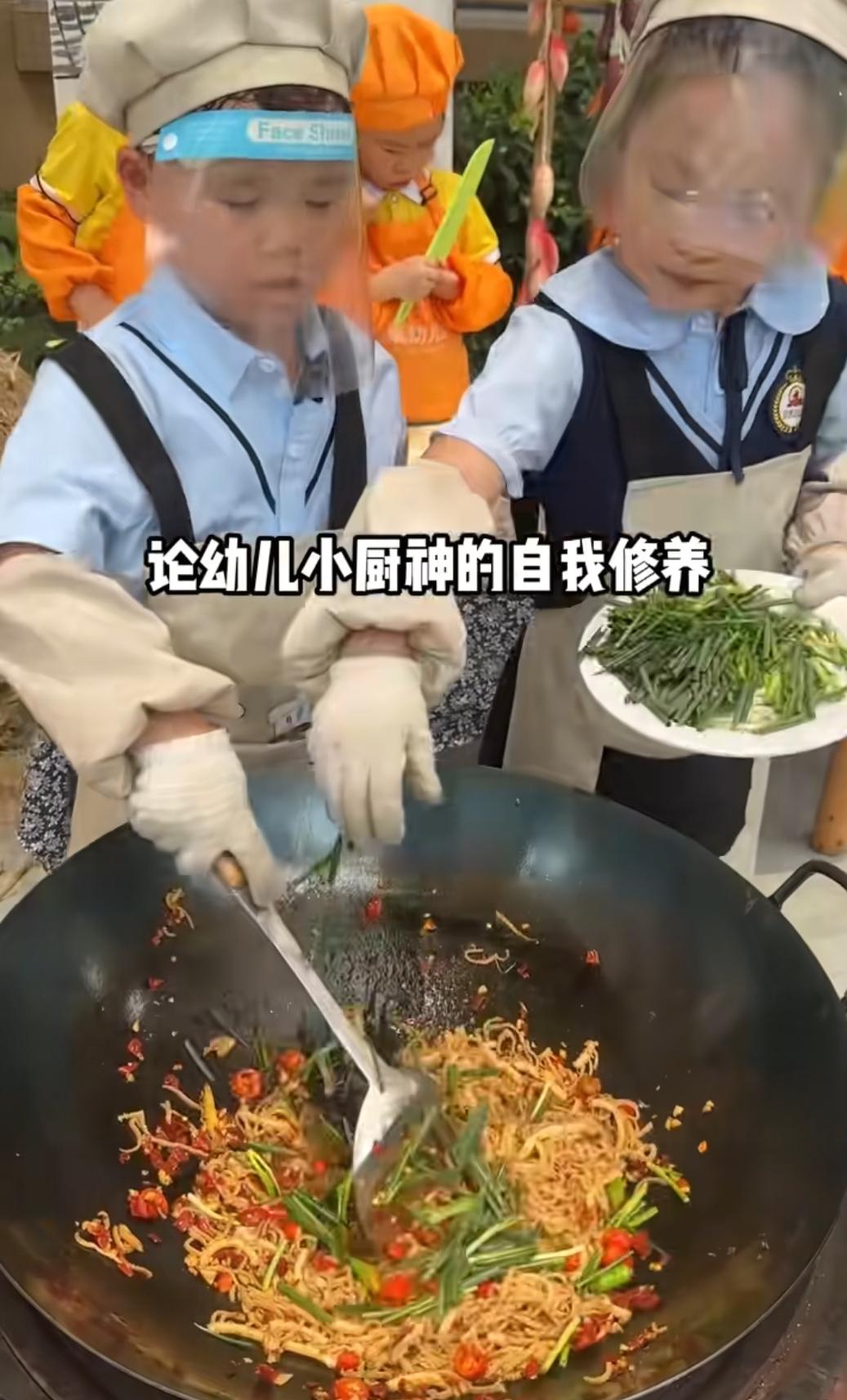 在幼儿园里，想吃饭，自己做。一群小孩子，蛮会搞生活。成都启航第三幼儿园，洗