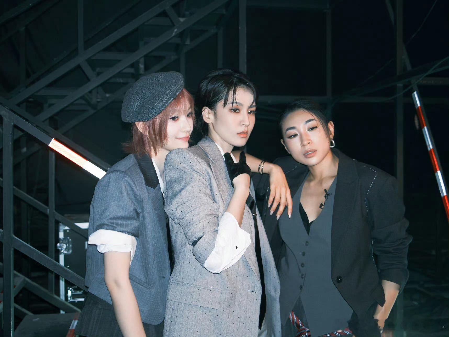 黄灿灿一公发言太可爱了黄灿灿好萌一公表演完就掉眼泪，抽噎着说懂了选秀哭的“至于