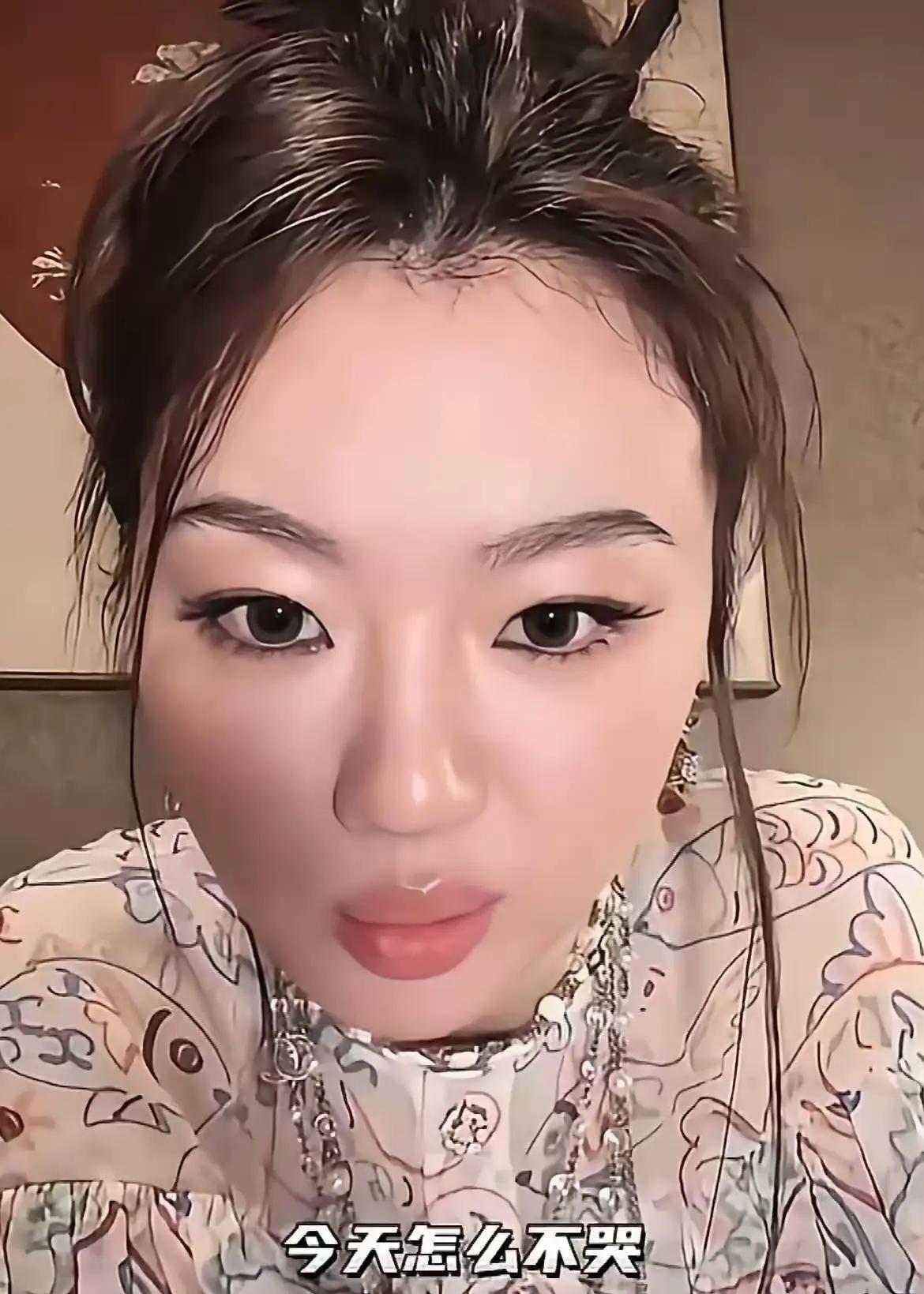 李健估计哭笑不得，看到直播间里的单依纯，谁受得了？都被全网讨伐了，还能这样笑。网