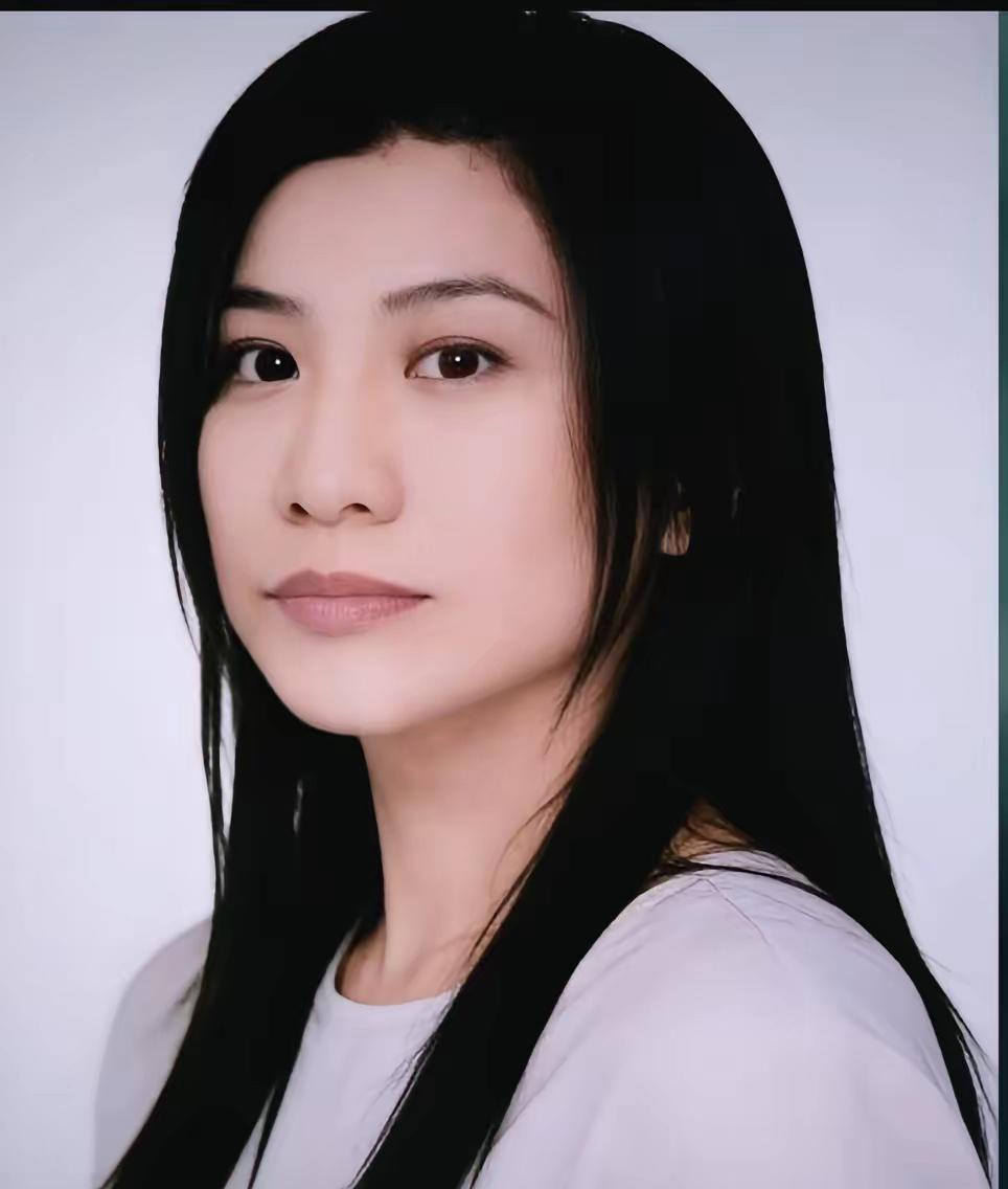 这个女人叫祁春艳，是一个寡妇，凭着出色的容貌，她傍上了一个亿万富翁。为了能彻底控