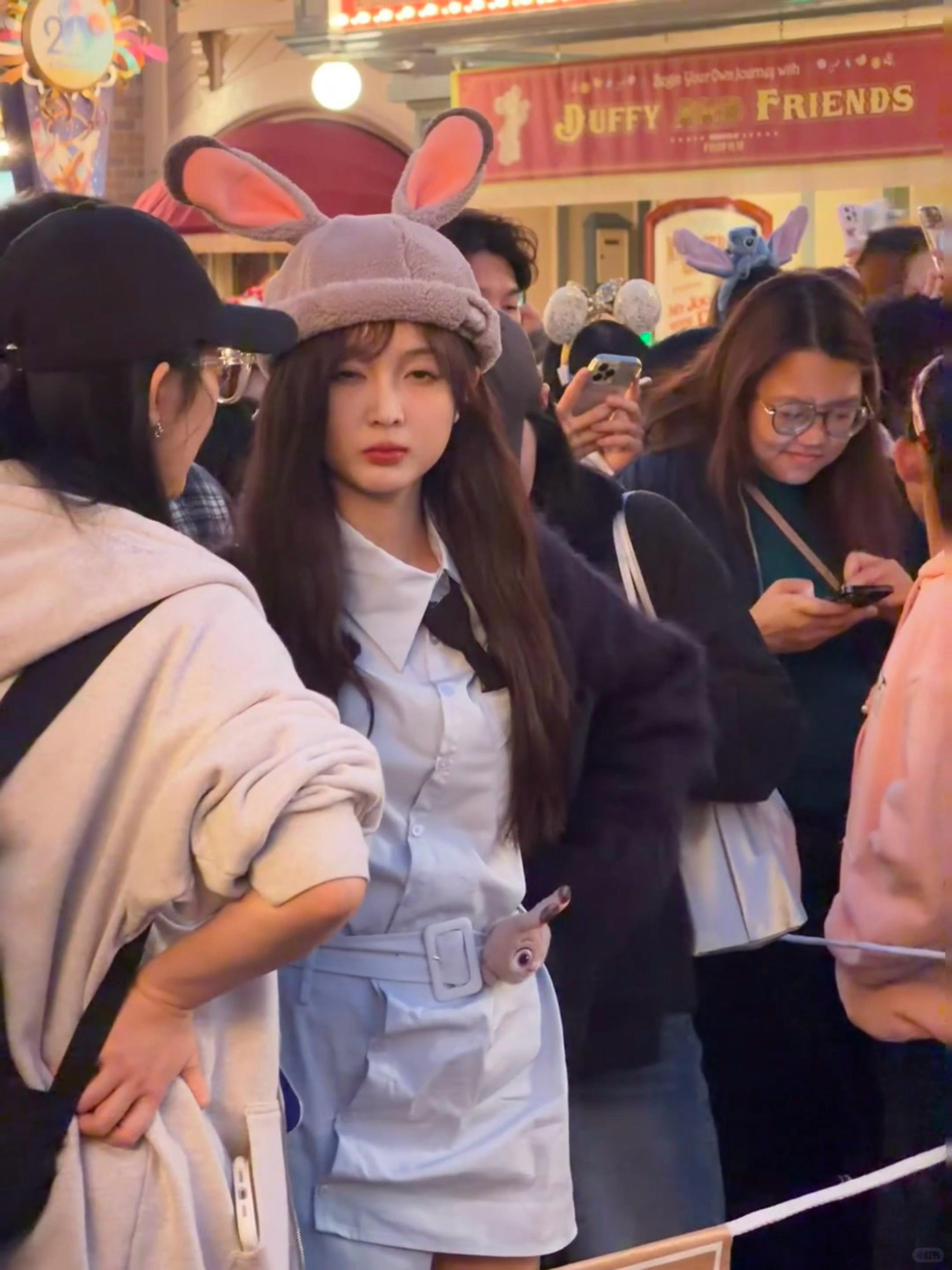 吴宣仪今天🍠港迪偶遇吴宣仪的路人朋友们都夸孩子好瘦、好漂亮。而且人非常的好