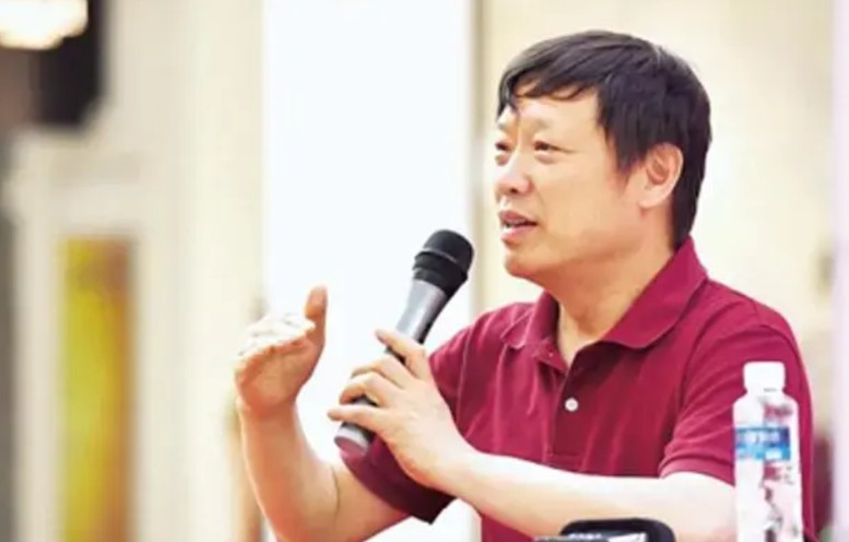 胡锡进没想到这次强烈要求董明珠道歉，却引火烧身了，而且这把火烧到他女儿身上了，网