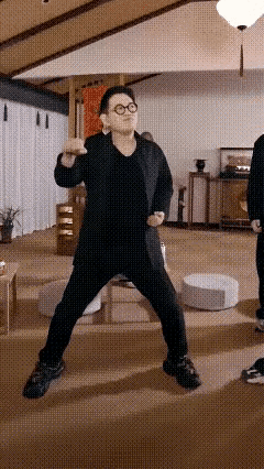 李连杰这是怎么了？不光年轻了，怎么还阴柔了，曾经的硬汉竟然扭起来了！