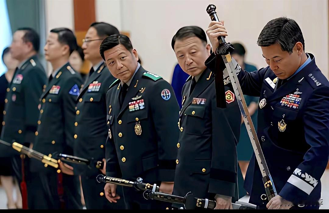 韩国军官授剑仪式，剑上全是汉字！这是韩国准将专属的三精剑，剑身刻满中文，还写着