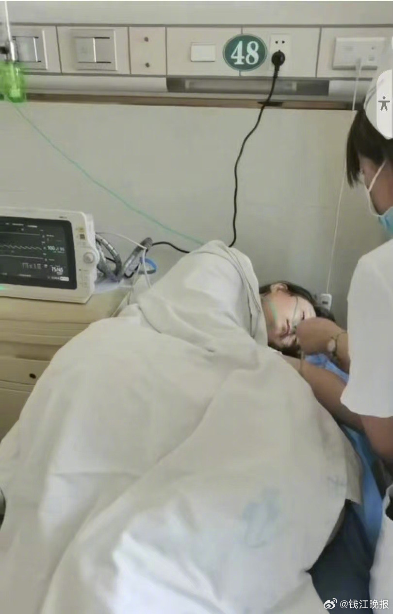 【#女子取环后子宫穿孔称主刀医生被换#】“我现在身体差得不行，没想到两年前的小