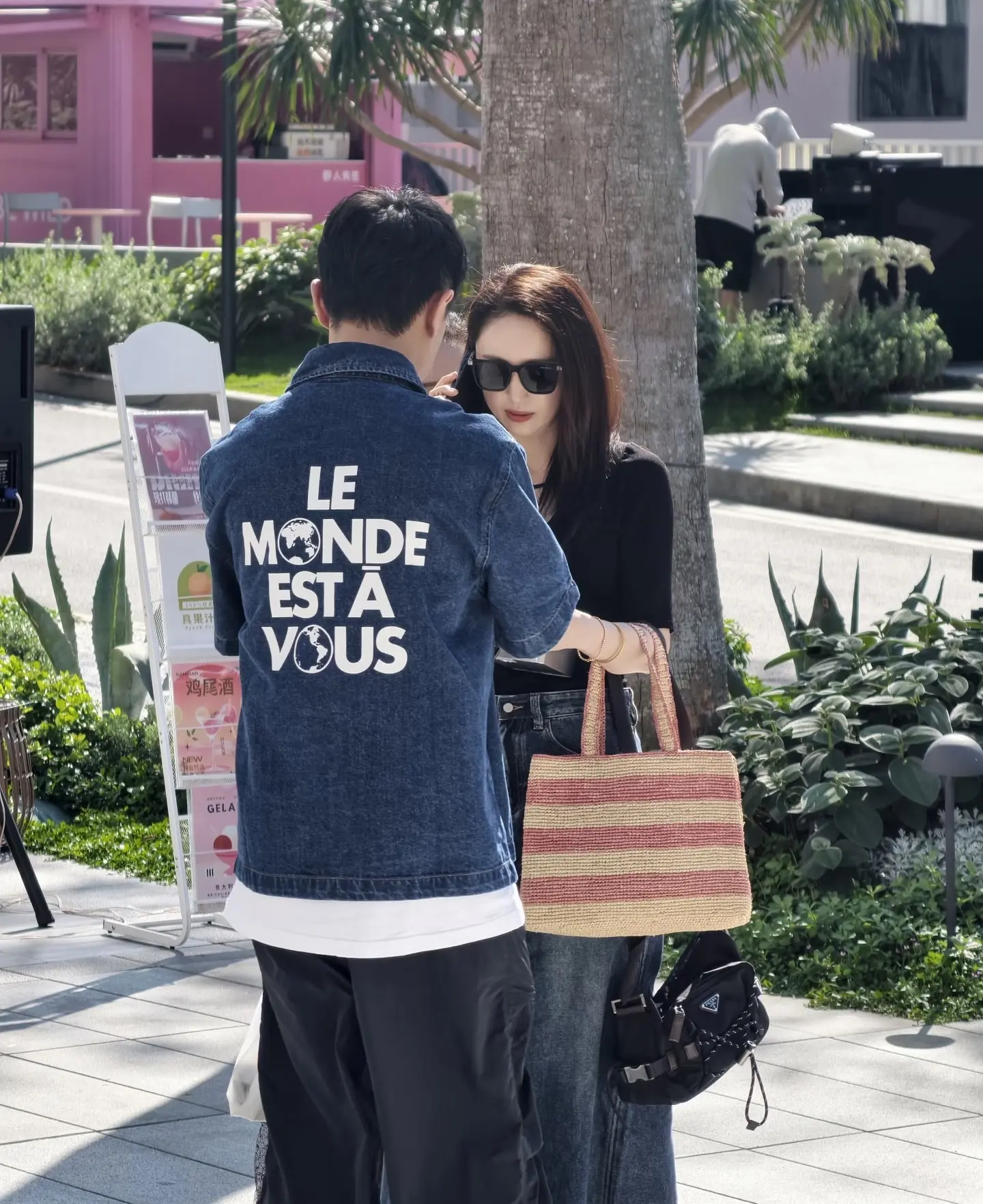 董璇帮老公拿墨镜，张维伊个性随和。董璇一家现身阿那亚，张维伊跟路人合影...