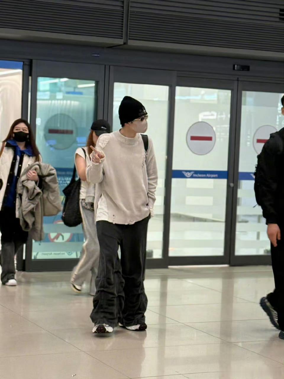 差点问檀健次要联系方式了檀健次私下状态也太绝了！韩国偶遇他吃烤肉，水灵灵像男大