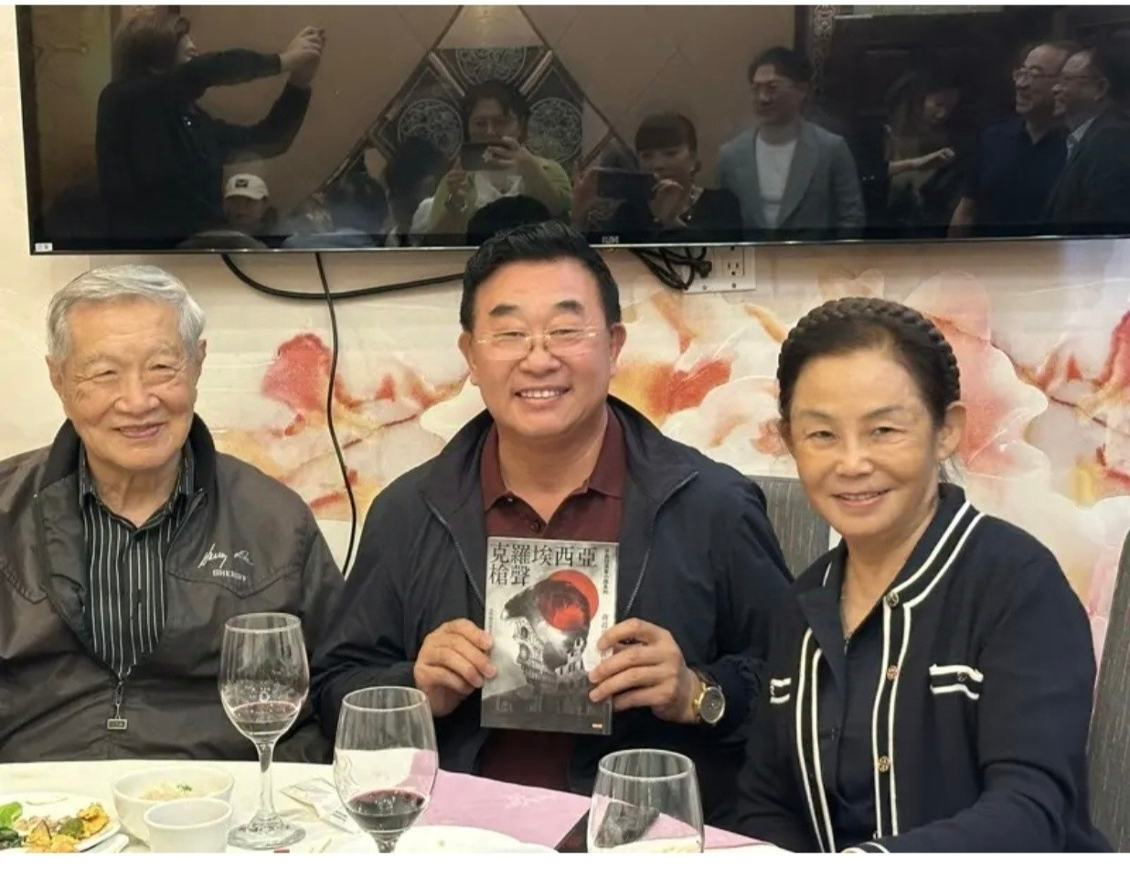 李昌钰曾在80岁再婚¹海外华人有自己的圈子，跟国内有错综复杂的关系。照片1就是