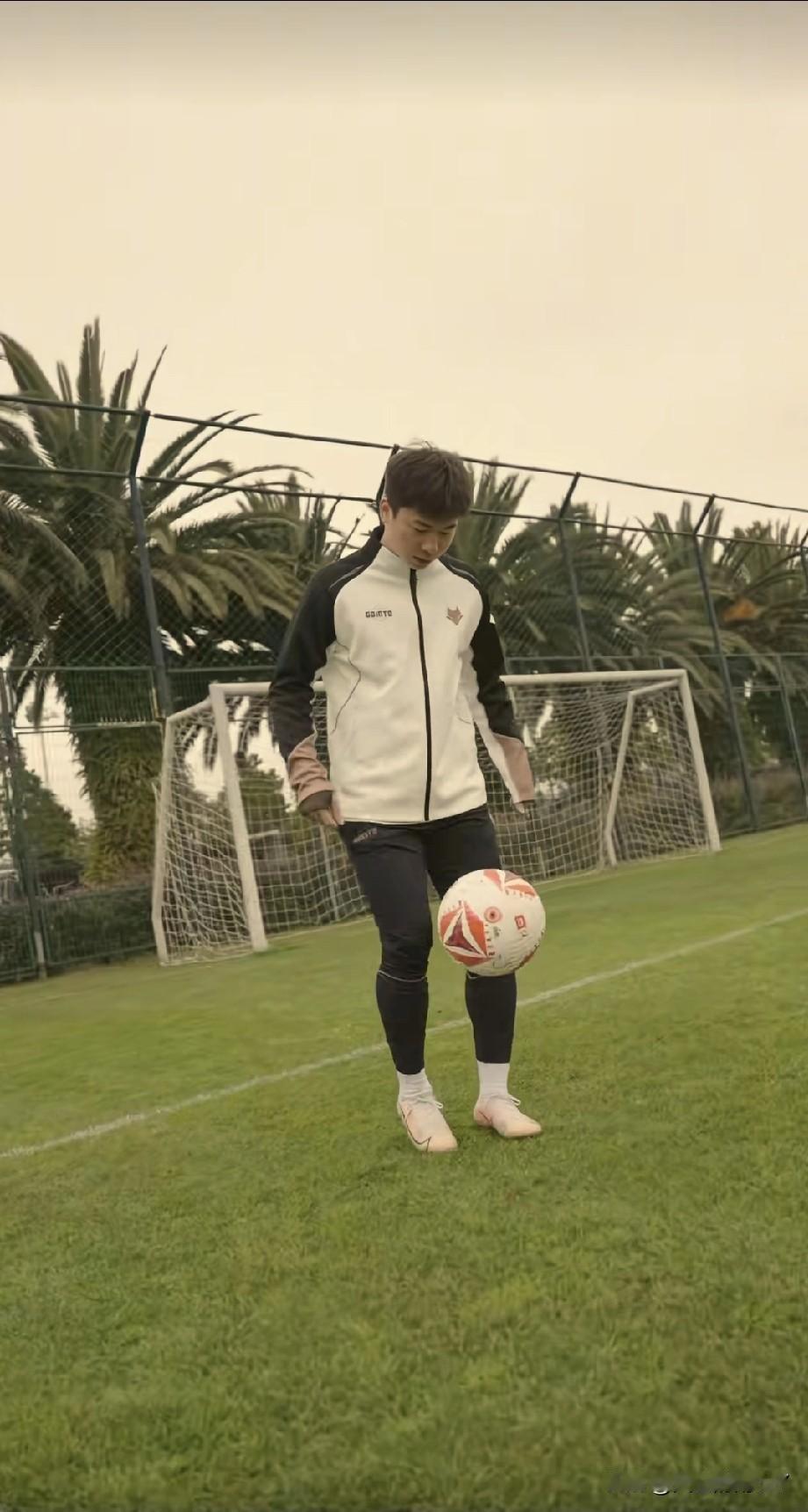 刚刚西北狼陕西联合俱乐部又挤牙膏的官宣了一位球员，就是大家已经传了好久的年轻球员