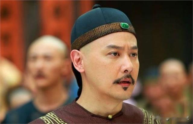 乾隆十年五月二十八日，也就是鄂尔泰刚去世的没几天，乾隆在群里发了通知，让军机处、