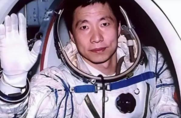 杨利伟为什么后来再也没有登天？其实，他能够活着回到地球就已经是万幸，在他攀登太空