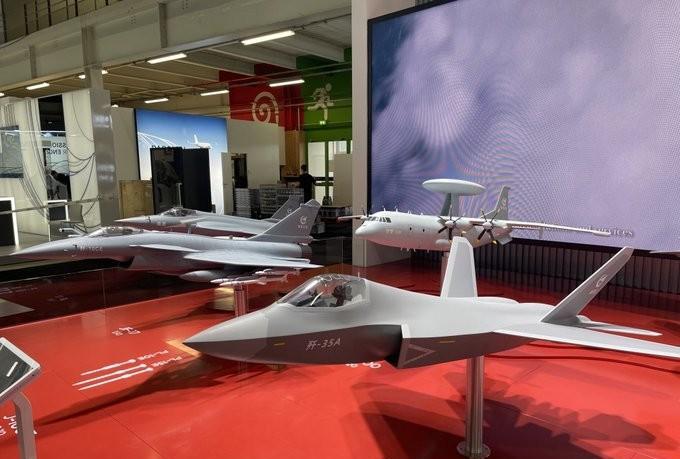 巴黎国际航空展我第一次在国际航展上看到J-35A模型。注意歼-10CE，后面