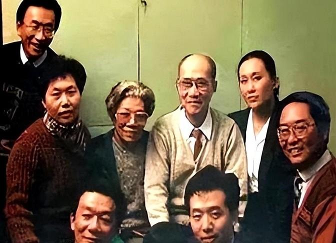 1950年，随着一夫一妻制的颁布，侯宝林召开家庭会议，看着泪流满面的三个老婆，