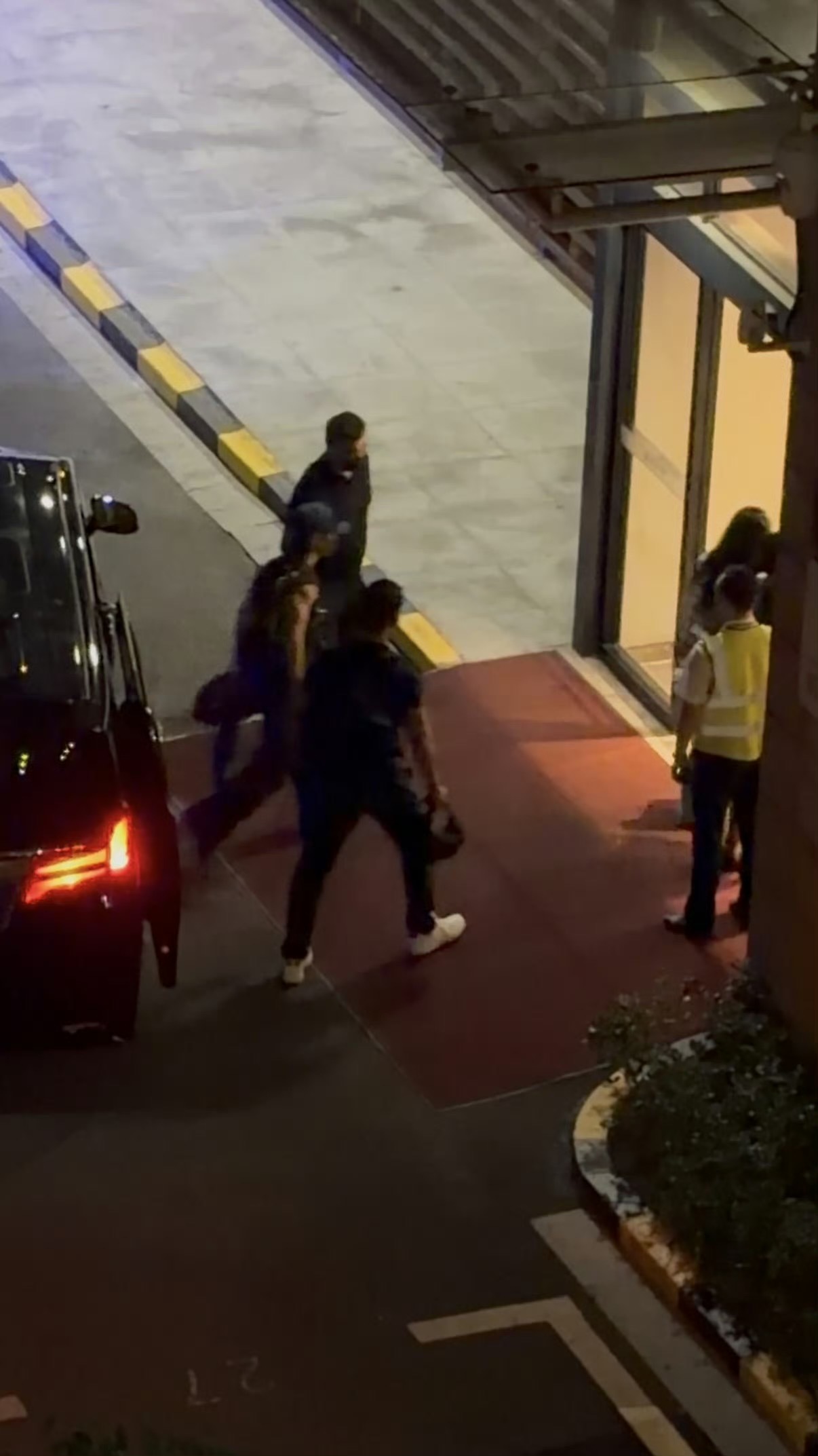 肖战这肩背的线条、手臂的肌肉轮廓，在夜色里都藏不住，又野又苏，荷尔蒙直接拉满