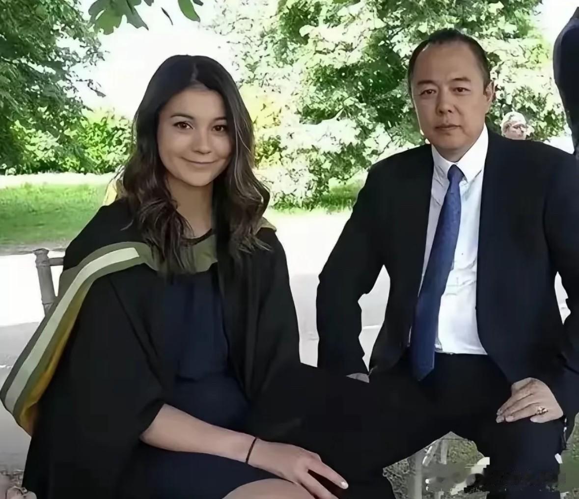 2014年，演员张铁林在英国与女儿张月亮的合影照片。女儿张月亮柳叶眉、大眼睛、