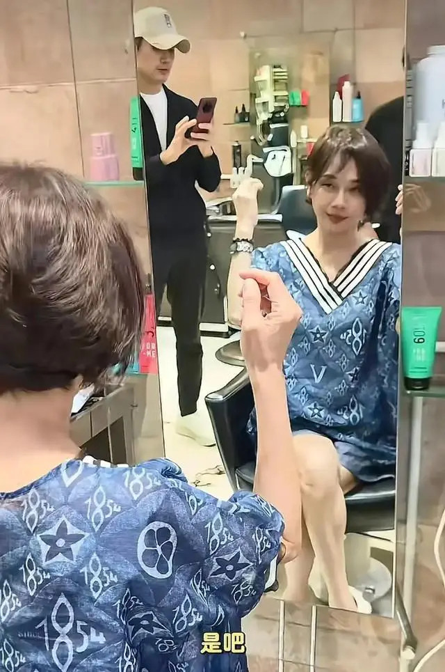 56岁瘦到纸片人后，陈松伶短发回归像林贞烈，丈夫张铎全程陪同​​​
