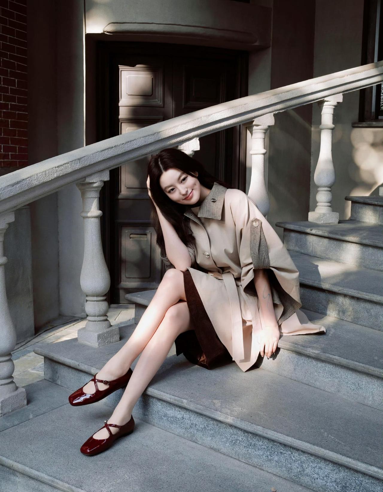 这套穿搭太有“温柔知性感”了！浅卡其斗篷式外套自带松弛优雅，深棕半裙添了复古质感