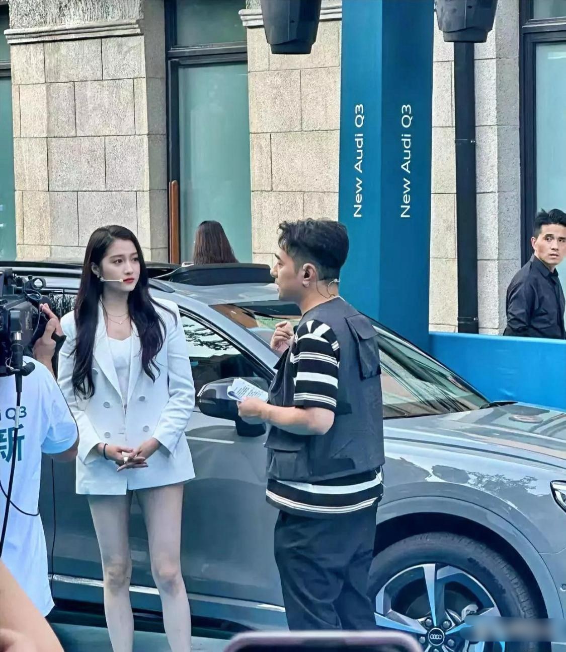 网友在路边偶遇关晓彤，确实漂亮。不愧是国民闺女