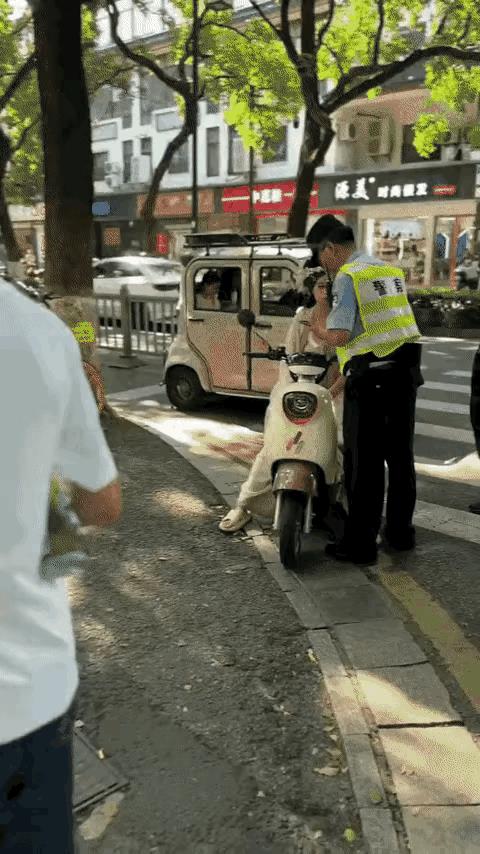 “啥是穷精致？”，花了这么多钱做头发，却舍不得花钱坐个车，我想这就是所谓的“穷精