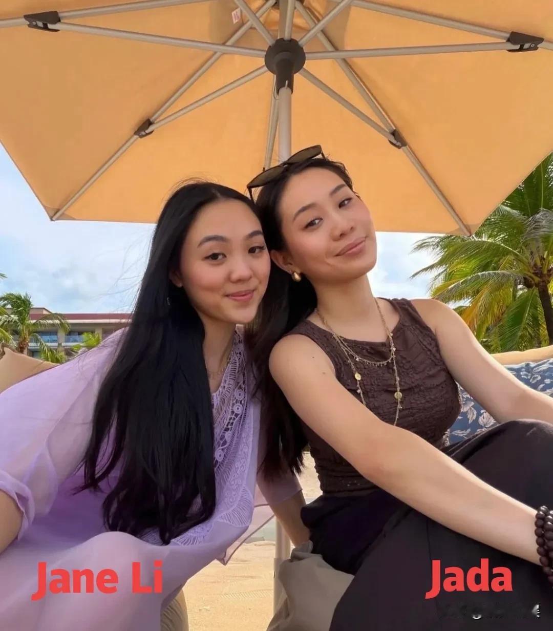 李连杰和利智生的两个女儿，在巴厘岛度假，两个女儿的身高，都好不错啊，都是气质型美