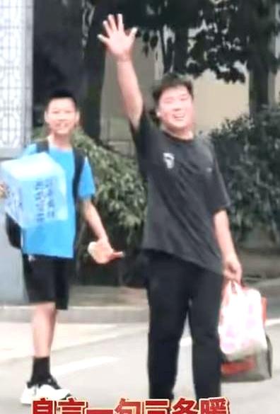 山东一所小学，六年级孩子毕业离校那天，操场上本来还乱哄哄的，忽然一个男生站出来，