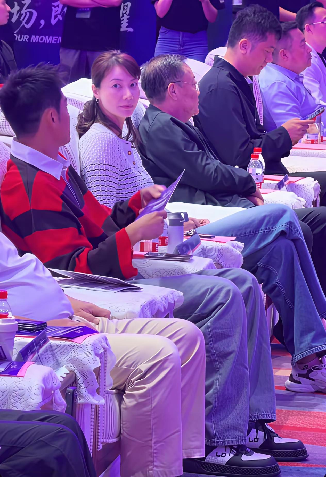 林丹和谢杏芳一起出席活动，林丹还是个小伙子，谢杏芳已经看起来有点苍老了穿着红