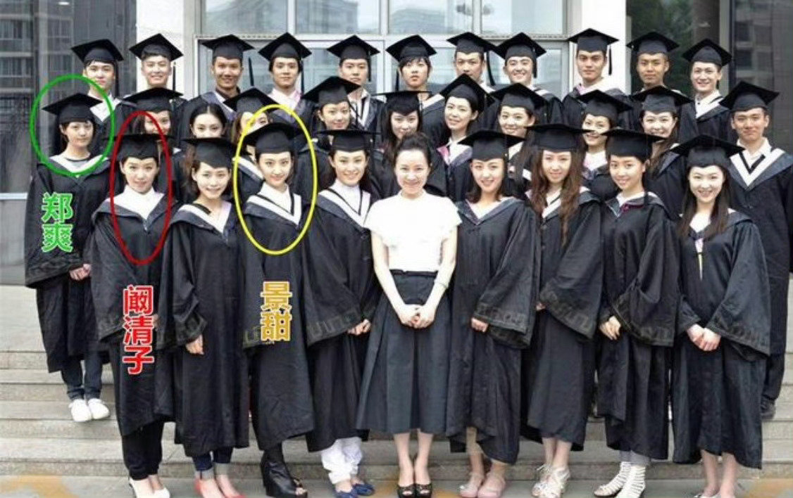景甜在北影大学班级里算班花吗？这是景甜上大学时期，北京电影学院毕业时跟同学们的合照！她们班美女真多，