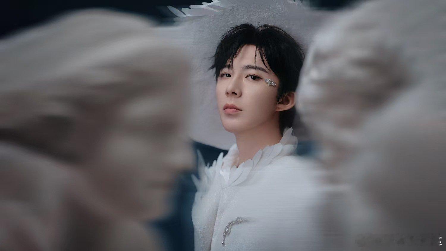 刘宇宁拍出发图搭了个美术馆刘宇宁拍出发图手搓美术馆刘宇宁演唱会白羽为翼，礼帽点睛