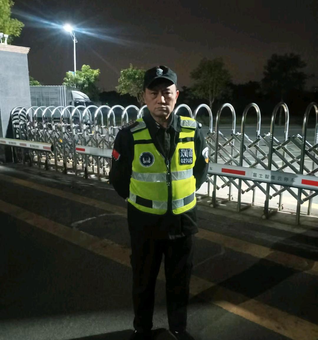 今天早上保安老孙和业主干起来了。原因是早上小区来了一个访客人员，按规定需要登记，