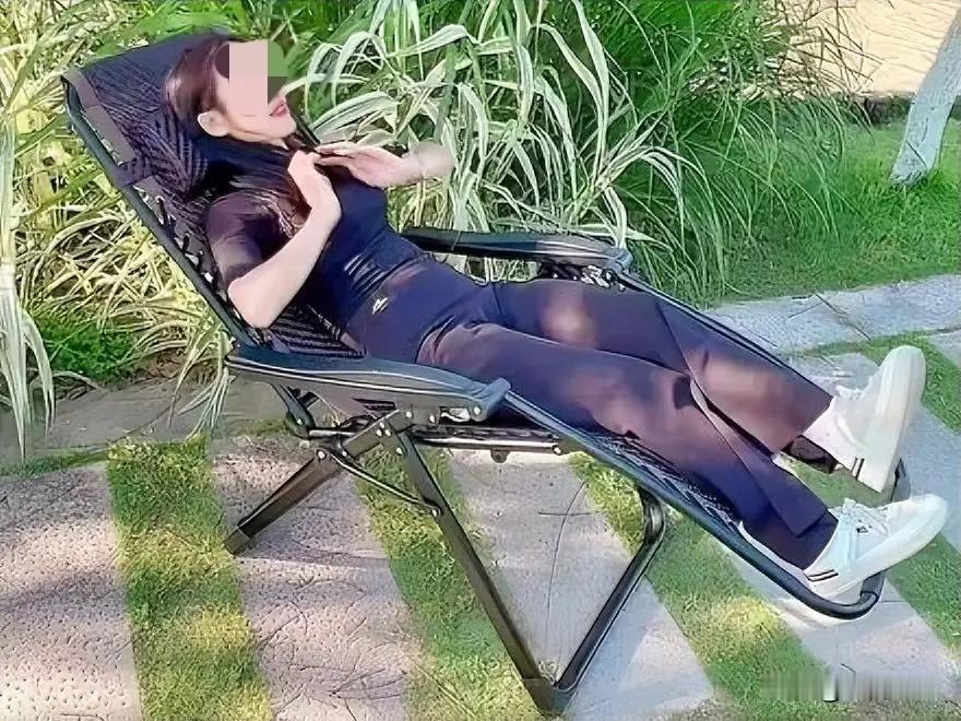这起令人震惊的事件,瞬间点燃了社交媒体的热议,也再次揭示了当今社会中那些令人愤怒