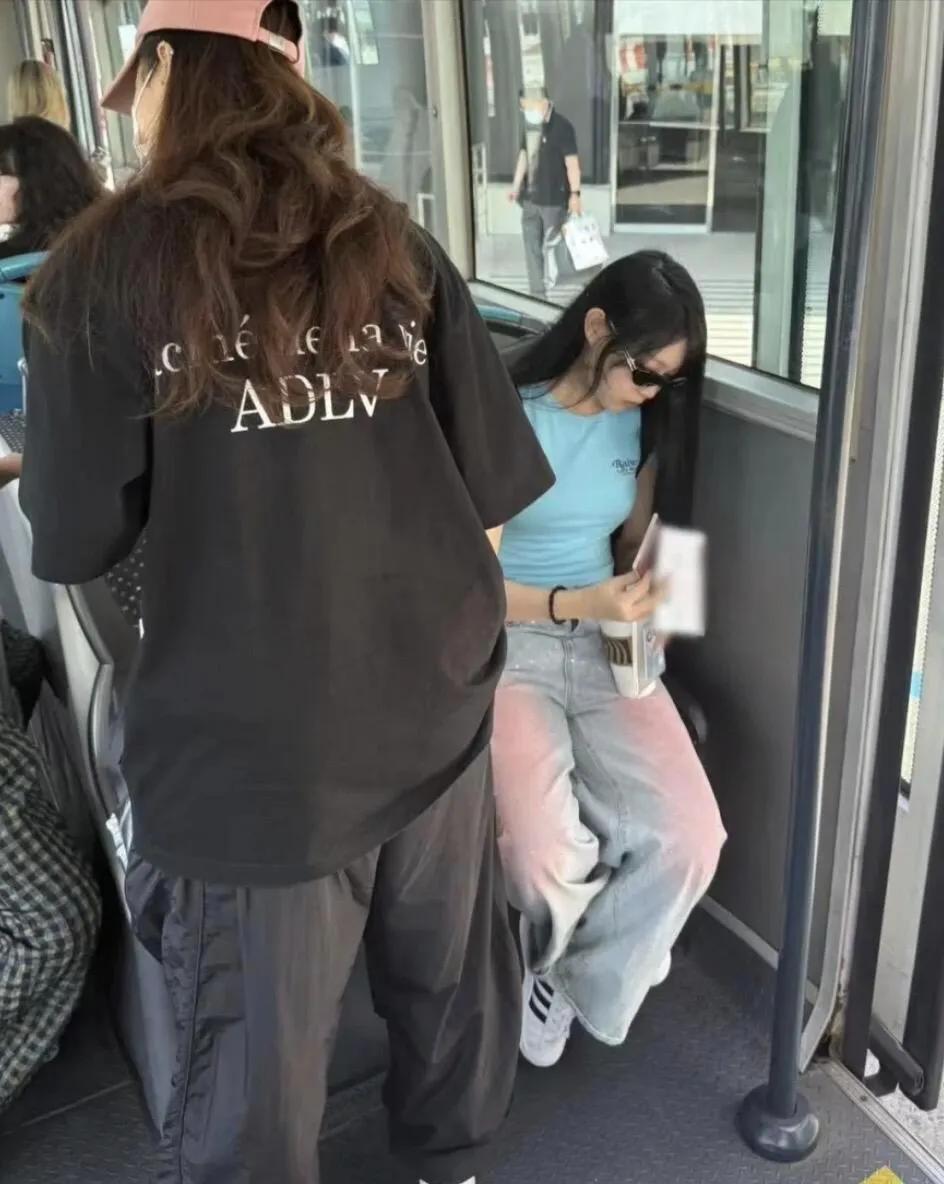 小沈阳18岁女儿沈佳润现身韩国机场，她戴着大墨镜，手拿咖啡，打扮得光鲜亮丽，好像