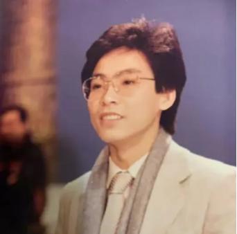 ☁1980年，张明敏唱完《我的中国心》后，被香港乐坛除名。正当他心灰意冷准