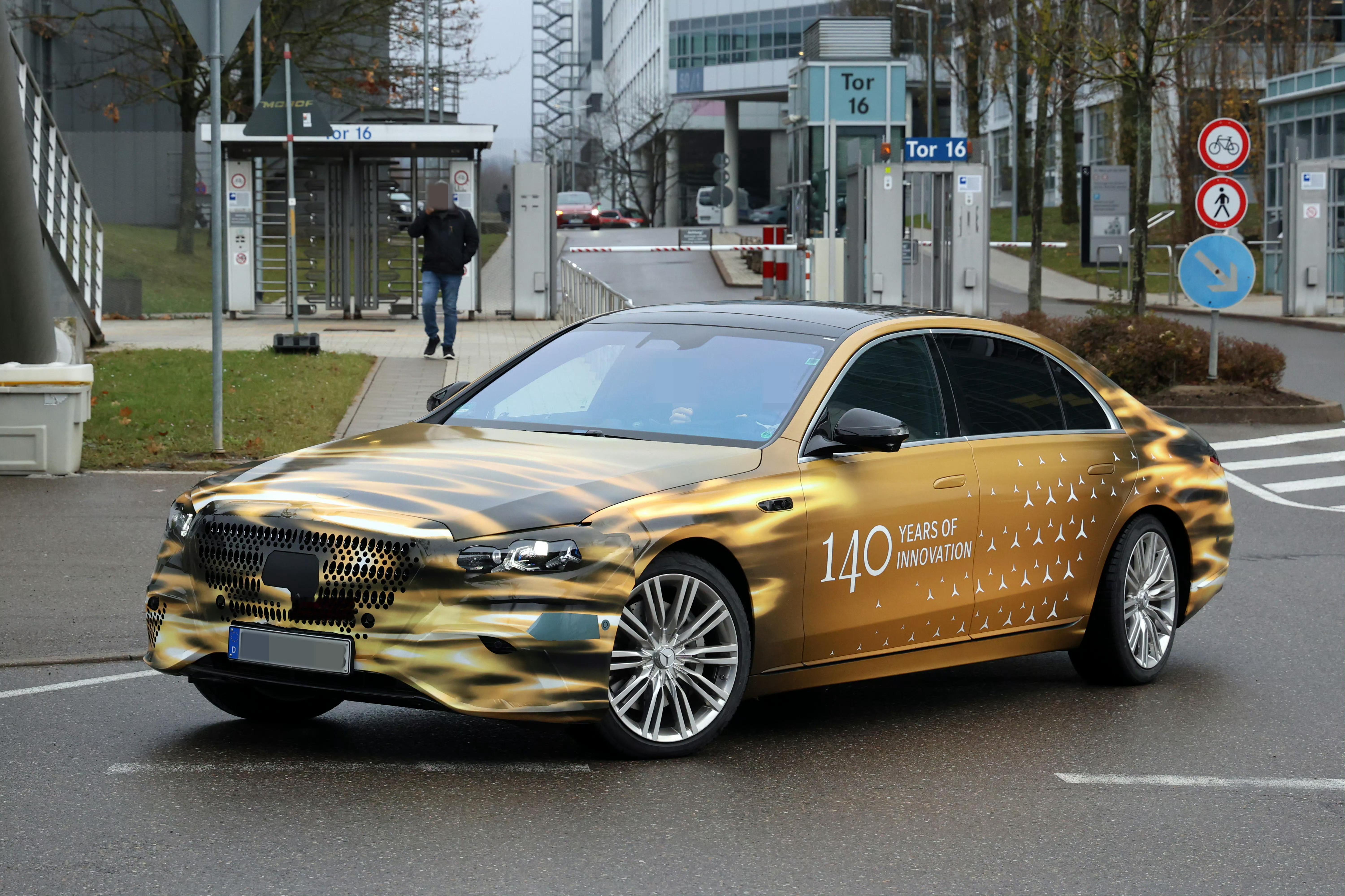 中期改款奔驰S级高清谍照中网尺寸明显增大，内部应该是加入了三叉星徽，大灯同样是三