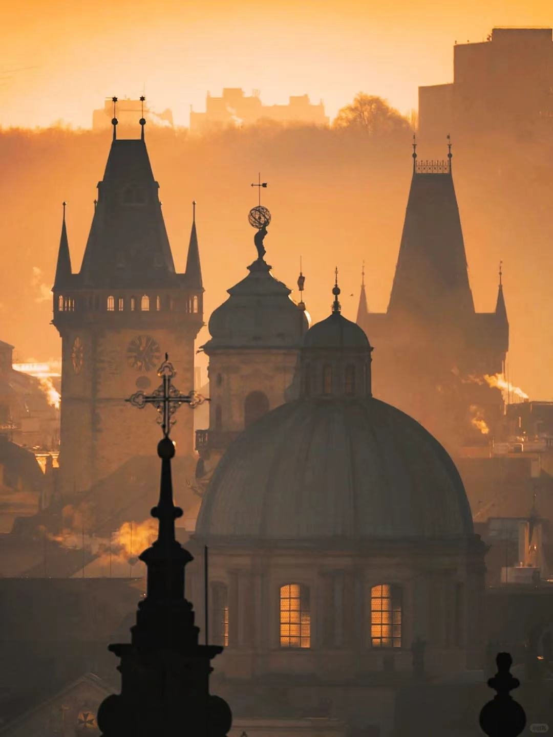 转！📸miromarsik拍摄的布拉格，晨雾中的查理大桥宛如仙境，雕像在雾中若