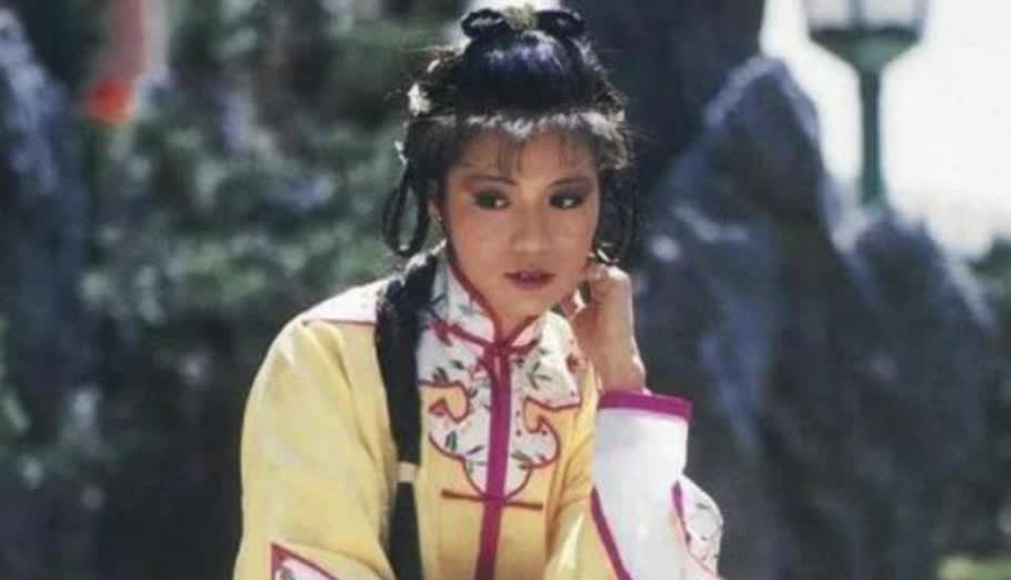 1985年，殡仪馆里放着翁美玲的遗体，身上的寿衣是自己穿上的，是拍古装戏时的戏服