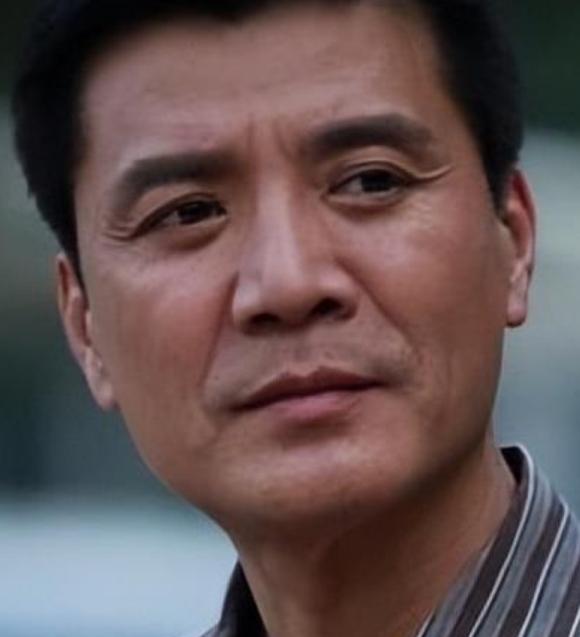 1995年，奚天鹰离婚时选择净身出户，放弃了5岁女儿的抚养权，他心里觉得扔掉的只