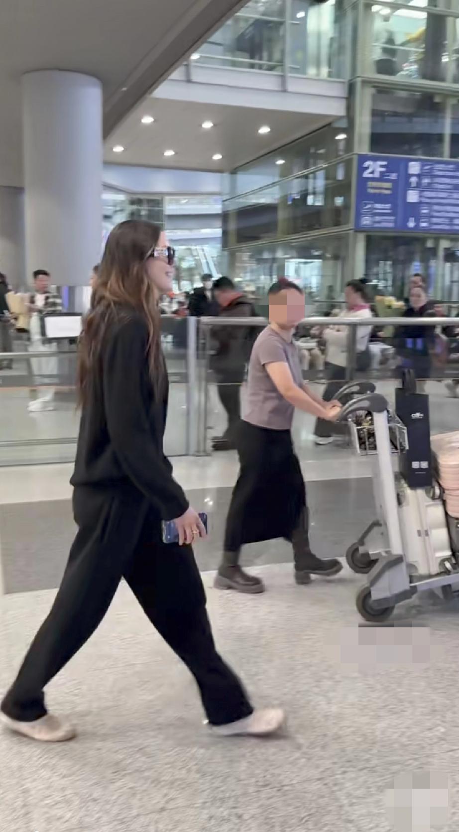 谷爱凌与母亲谷燕一起现身机场，谷爱凌是素颜有点憔悴，谷燕走路弯腰驼背了。谷燕