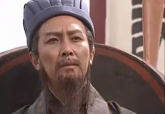 司马懿问诸葛亮：“孔明，当初要是我主公挖你，你可否愿意归顺？”诸葛亮捋捋胡须：“当年，我12岁从徐州