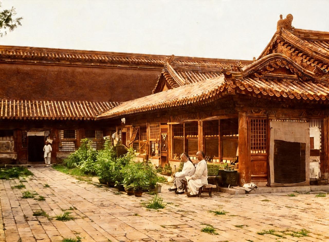 这是晚清太监坐在住所前边欣赏自己种的花草，边聊天。多数太监们虽然住在一起，但并不