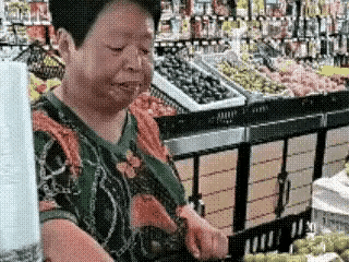 超市里这个偷吃的大妈，不正是谁谁口中的“宝贝”吗？怎会沦落到在超市偷吃的地步？