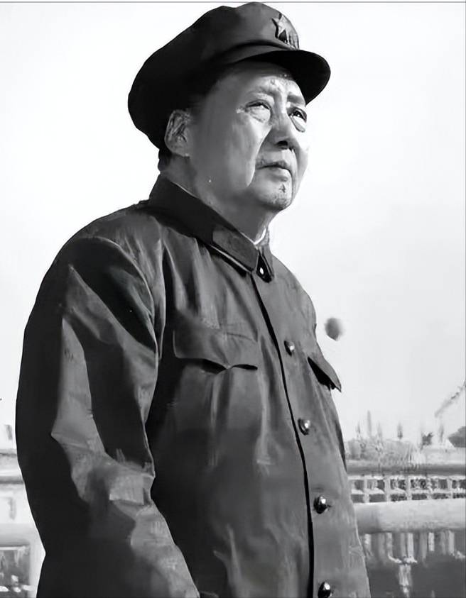 这是真正的龙骧虎步，独步古今。中华上下五千年，只有毛主席一人，能走出这种气势。