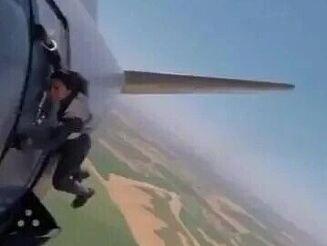 最近美国一位女博主火了，她的一段视频在网上引起轰动。视频里，她徒手紧抓C-1