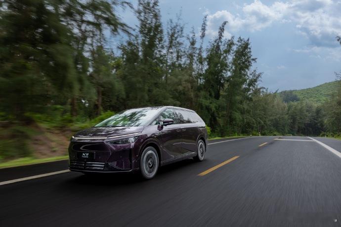 开着小鹏X9带全家出门，才是真享受！一周通勤452km纯电够用，周末远行1602