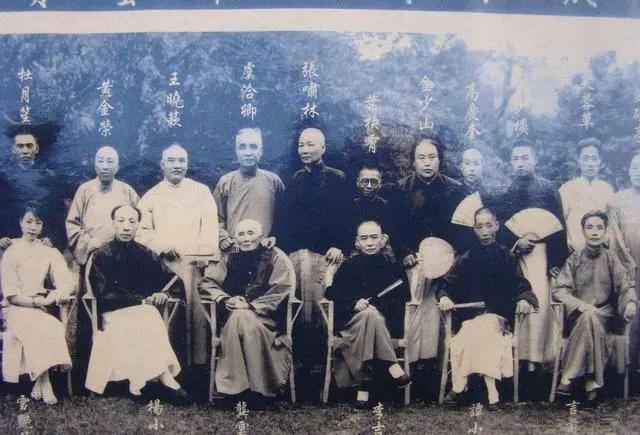 1936年蒋介石的外甥俞洛民外出公干，他拿着皮箱入住一家旅馆，上电梯时因为人多拥